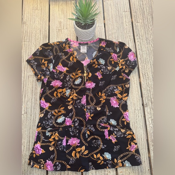 Women's Heart Soul Black Floral Chain Print Scrub Top, Sz Medium - Picture 1 of 3